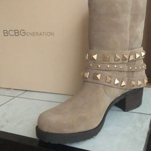 BCBG ESTABON heeled low suede boots.